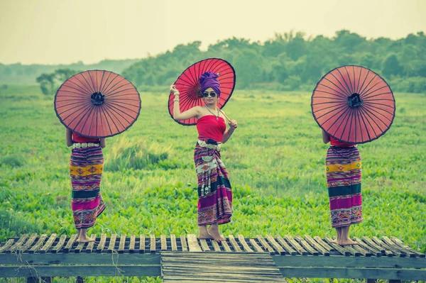 Mujer tailandesa en traje tradicional con paraguas (cultura tailandesa st — Foto de Stock