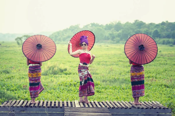 Mulher tailandesa em traje tradicional com guarda-chuva (thai cultura st — Fotografia de Stock