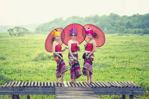 Femme thaïlandaise en costume traditionnel avec parapluie (thai culture st — Photo