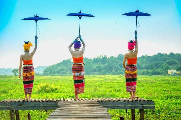 Thai kvinna i traditionell dräkt med paraply (thailändsk kultur st — Stockfoto