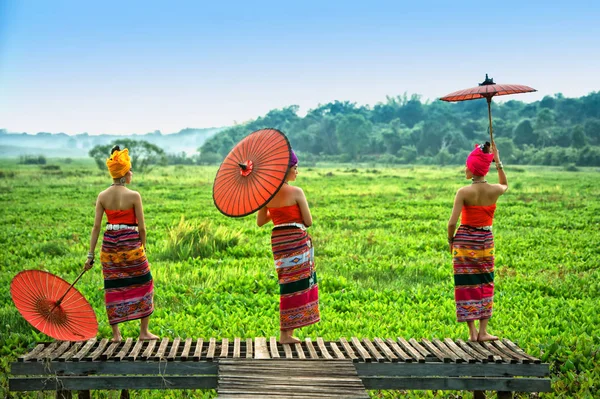 Mulher tailandesa em traje tradicional com guarda-chuva (thai cultura st — Fotografia de Stock