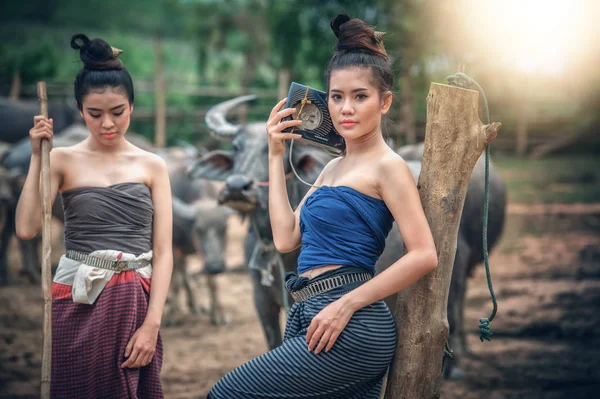 Mooie Aziatische Vrouwen Gekleed Nationaal Kostuum Met Buffels Landbouwgrond Thaise — Stockfoto