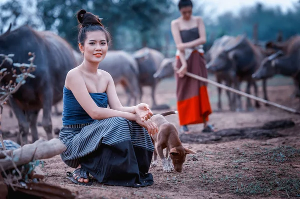 Belles femmes asiatiques habillées en costume national avec buffle a — Photo
