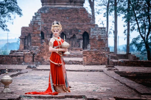 Ancienne asiatique femme porter traditionnelle thai robe, Thaïlande style — Photo