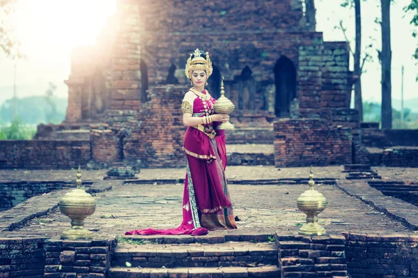 Antigua mujer asiática desgaste traditionnel vestido tailandés, estilo tailandés — Foto de Stock