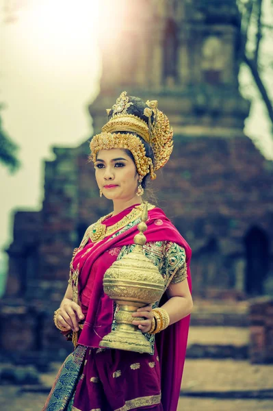 古代美しいアジアの女性摩耗 Traditionnel タイのドレス前に立っている古代記念碑 タイ風 — ストック写真