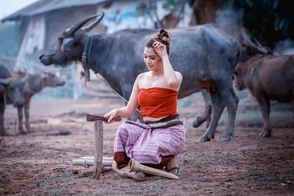 Красивые азиатки в национальных костюмах с буйволами — стоковое фото