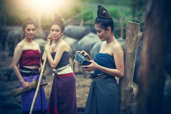 Fa でバッファローの民族衣装に身を包んだ 3 人のアジア女性 ストック画像