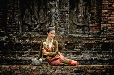 vintage eski Tay güzel kadın Tay tarzında oturan elbise