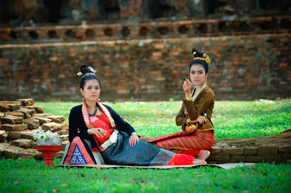 Две Древние Тайские Красивые Женщины Винтажном Платье Тайском Стиле Сидя — стоковое фото