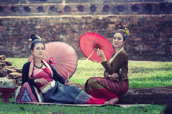 ヴィンテージでは 2 つの古代の美しいタイの女性のドレスに座って — ストック写真