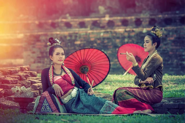 Két ősi gyönyörű Thai nők vintage ruha ül — Stock Fotó