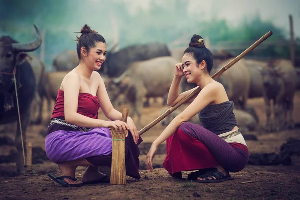 Dwie Azjatki kobiety ubrane w stroju narodowego z buffalo w gospodarstwie — Zdjęcie stockowe