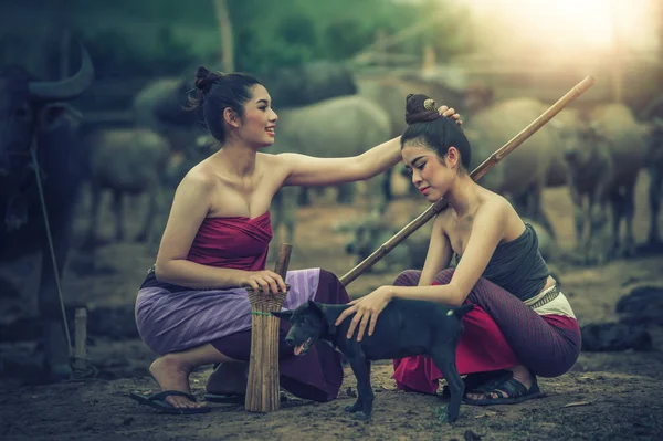 Dwa Piękne Azjatyckich Kobiet Ubranych Stroju Narodowego Buffalo Farmland Tajskim — Zdjęcie stockowe