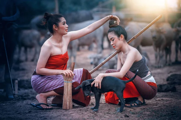 Dwa Piękne Azjatyckich Kobiet Ubranych Stroju Narodowego Buffalo Tajskim Stylu — Zdjęcie stockowe