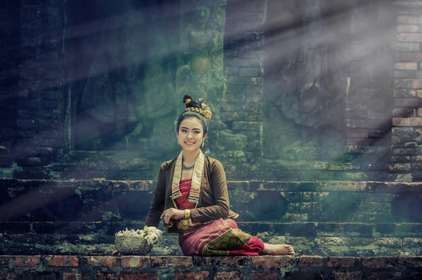 Antiche belle donne thailandesi in abito vintage seduta — Foto Stock