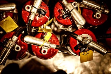 Yangın söndürücüler acil durumlarda kullanılabilir. 