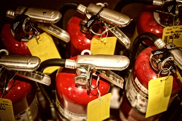 Extintores de incendios disponibles en situaciones de emergencia —  Fotos de Stock