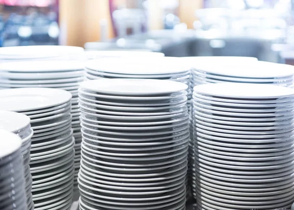 Conjunto de pratos brancos na mesa no restaurante — Fotografia de Stock