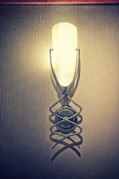 Appliques lampe rustique sur le mur — Photo