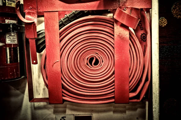 Extintor de incendios y carrete de manguera de fuego —  Fotos de Stock