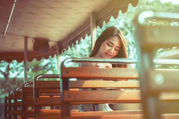 Asia bella donna sedersi su tram — Foto Stock