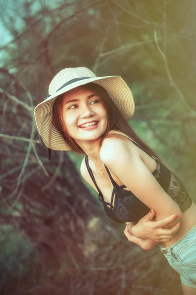 穿着夏装的性感女人 穿着黑色胸罩 头戴帽子 摆出一副自然的样子 — 图库照片