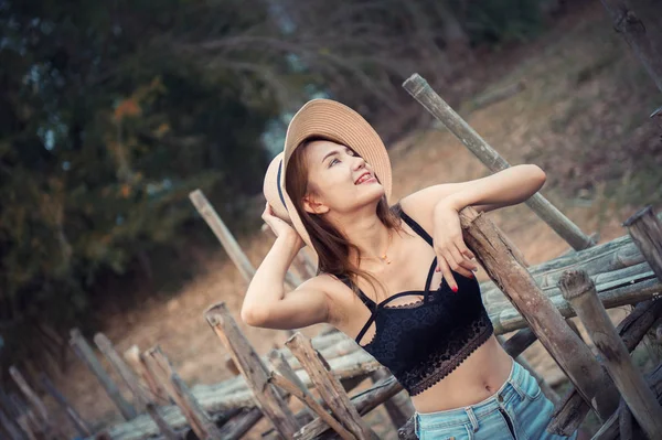 Asia woman in summer fashion posing with bamboo bridge — Stock Photo, Image