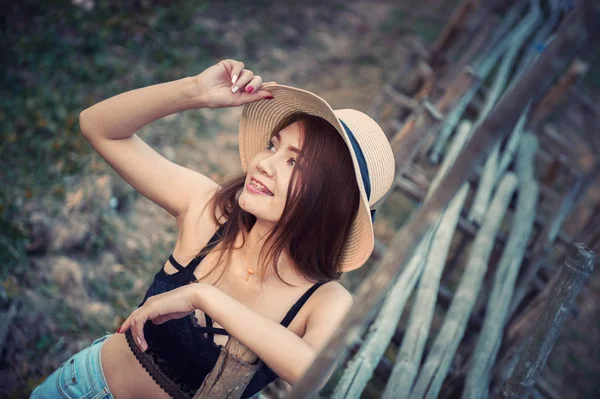 Azji Kobieta w lato moda pozowanie z mostu, bambus — Zdjęcie stockowe