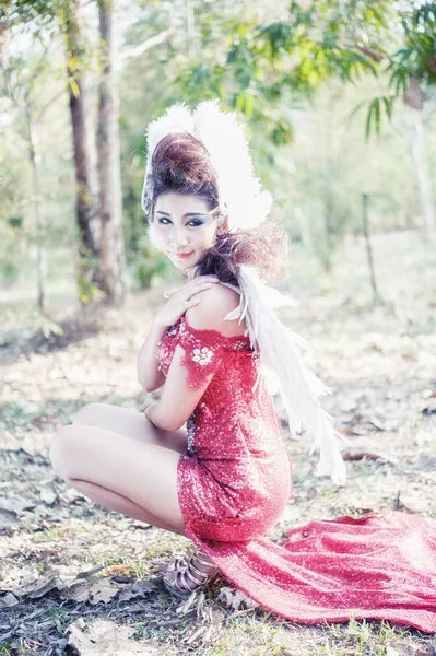 Krásná Mladá Žena Bílým Úhlem Křídla Červené Šaty Sedí Lese — Stock fotografie