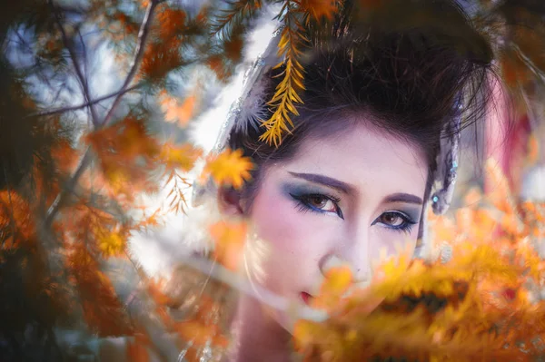 Primer plano de la hermosa joven posando en el bosque — Foto de Stock