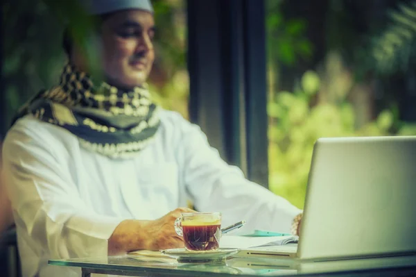 Pakistaanse Moslim Man Werkt Laptop Coffeeshop — Stockfoto