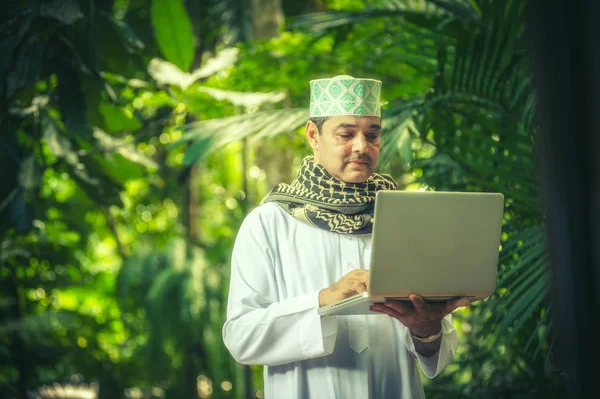 Pakistansk Muslim Man Stående Och Arbetar Bärbar Dator — Stockfoto