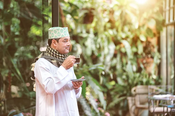 Pakistanais musulman homme debout et boire du café — Photo