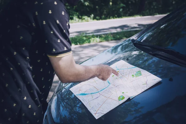 Pakistani Muslim Man Looking Road Map Car Hood — Stock Photo, Image