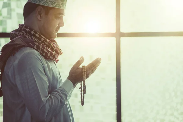 Náboženský Muslimský Muž Držící Ruce Růženec Který Modlí Uvnitř Mešity — Stock fotografie