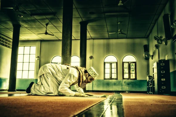 Religiösa muslimska man be inuti moskén — Stockfoto