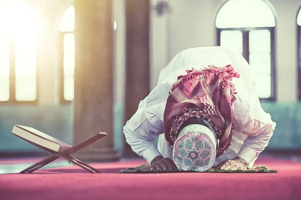 Релігійний Мусульманин Молиться Всередині Мечеті — стокове фото