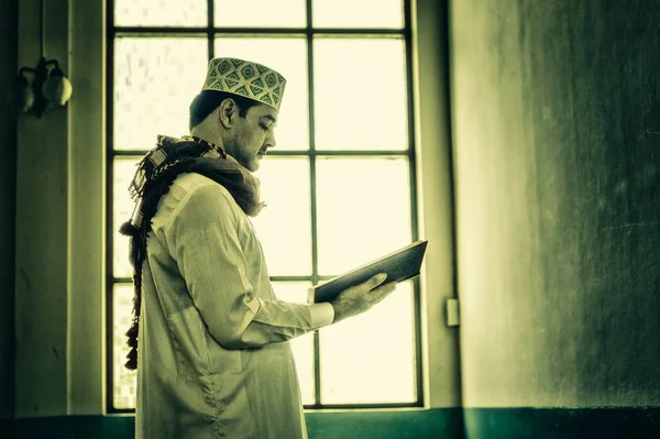 Religioso Muçulmano Homem Lendo Santo Corão Dentro Mesquita — Fotografia de Stock