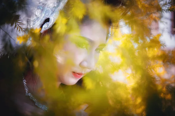 アジアの美しい若い女性が森の中でポーズをとって ストックフォト