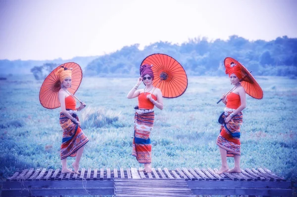 Mulher Tailandesa Traje Tradicional Com Guarda Chuva Estilo Cultura Tailandesa — Fotografia de Stock