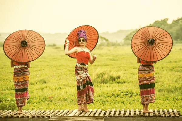 Thai Woman Traditionell Kostym Med Paraply Thai Kultur Stil Utomhus — Stockfoto