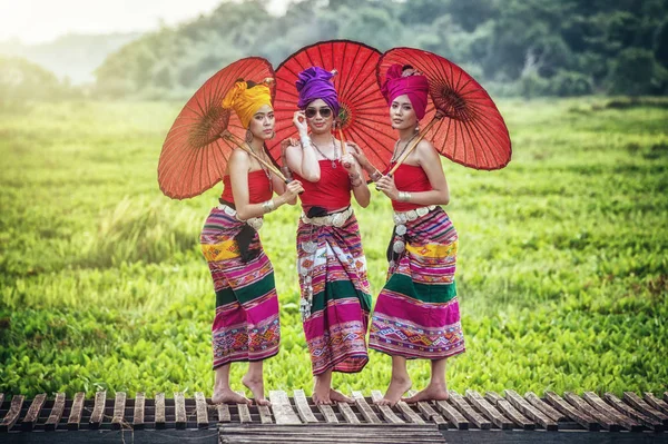 Thajská Žena Tradičním Kostýmu Deštníkem Thajský Styl Kultury Venkovní Thajsko — Stock fotografie