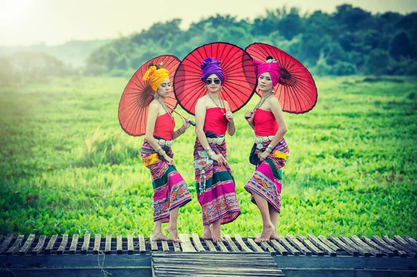 Thai Woman Traditionell Kostym Med Paraply Thai Kultur Stil Utomhus — Stockfoto