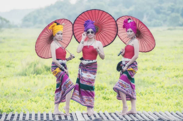 Thai Woman Traditionell Kostym Med Paraply Thai Kultur Stil Utomhus Royaltyfria Stockbilder