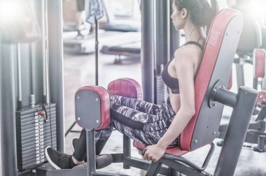 Asya kadın fitness salonunda