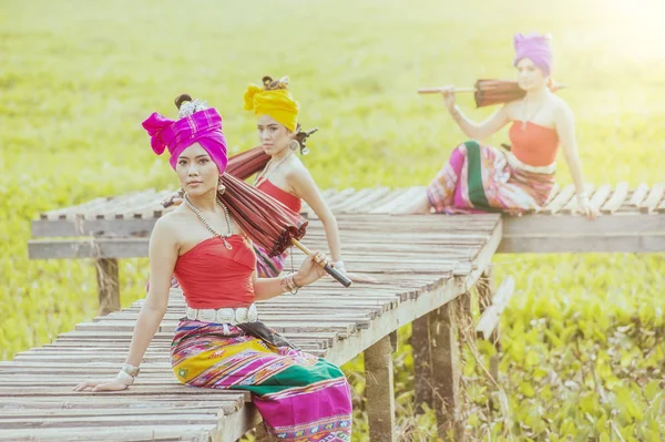 Femme thaïlandaise en costume traditionnel avec parapluie (thai culture st — Photo