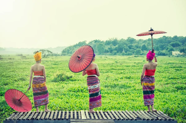 Thai kvinna i traditionell dräkt med paraply (thailändsk kultur st — Stockfoto