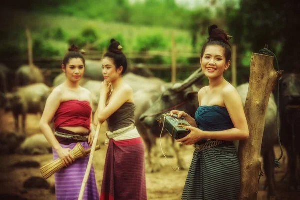 Trois femmes asiatiques habillées en costume national avec buffle à fa — Photo