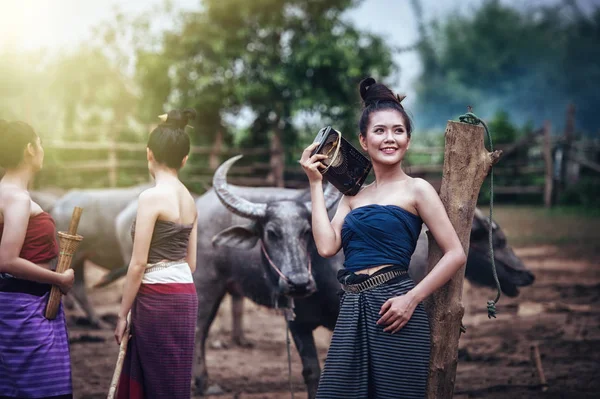 Krásné Asijské Ženy Oblečené Národním Kostýmu Buvoly Farmě Thajský Styl — Stock fotografie